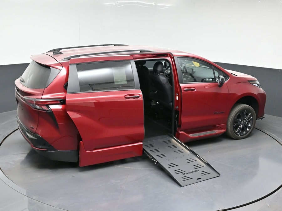 New 2026 Toyota Sienna Hybrid XSE Sport - BraunAbility Side Entry Fold Out Automatic Ramp