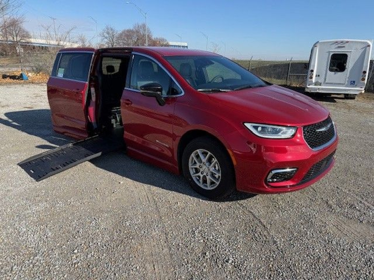 2025 Chrysler Pacifica Select's photo