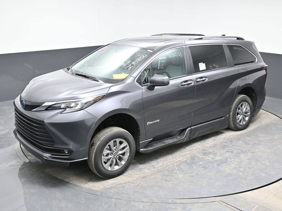 Grey Toyota Sienna image number 23