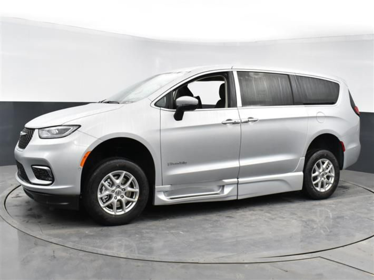 Silver Chrysler Pacifica image number 3