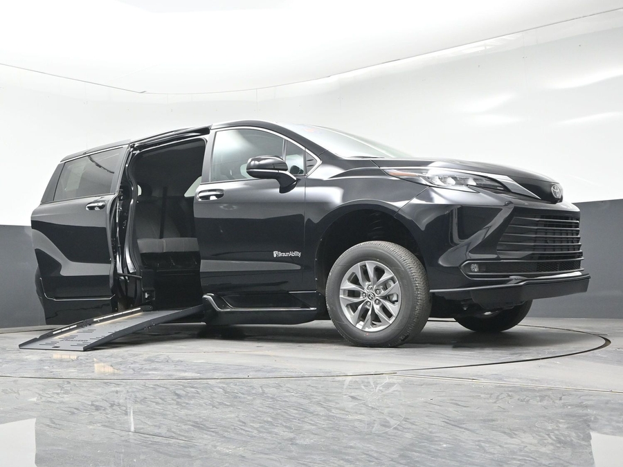 Black Toyota Sienna image number 15