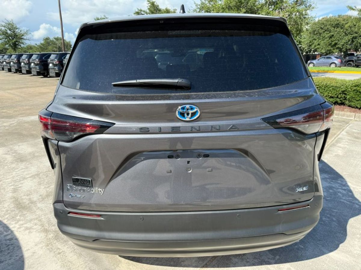 Toyota Sienna gris imagen número 3