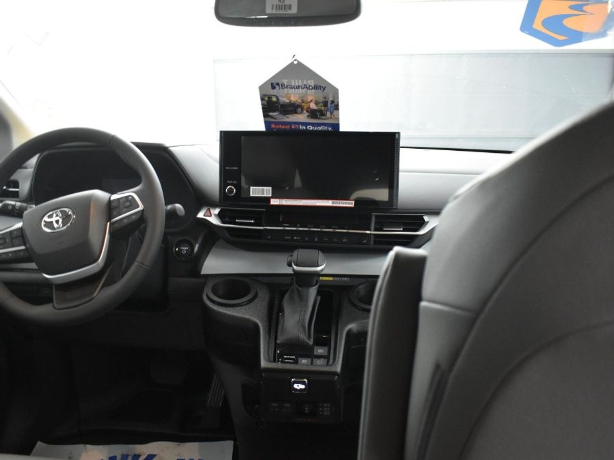 2025 TOYOTA SIENNA - Image 13