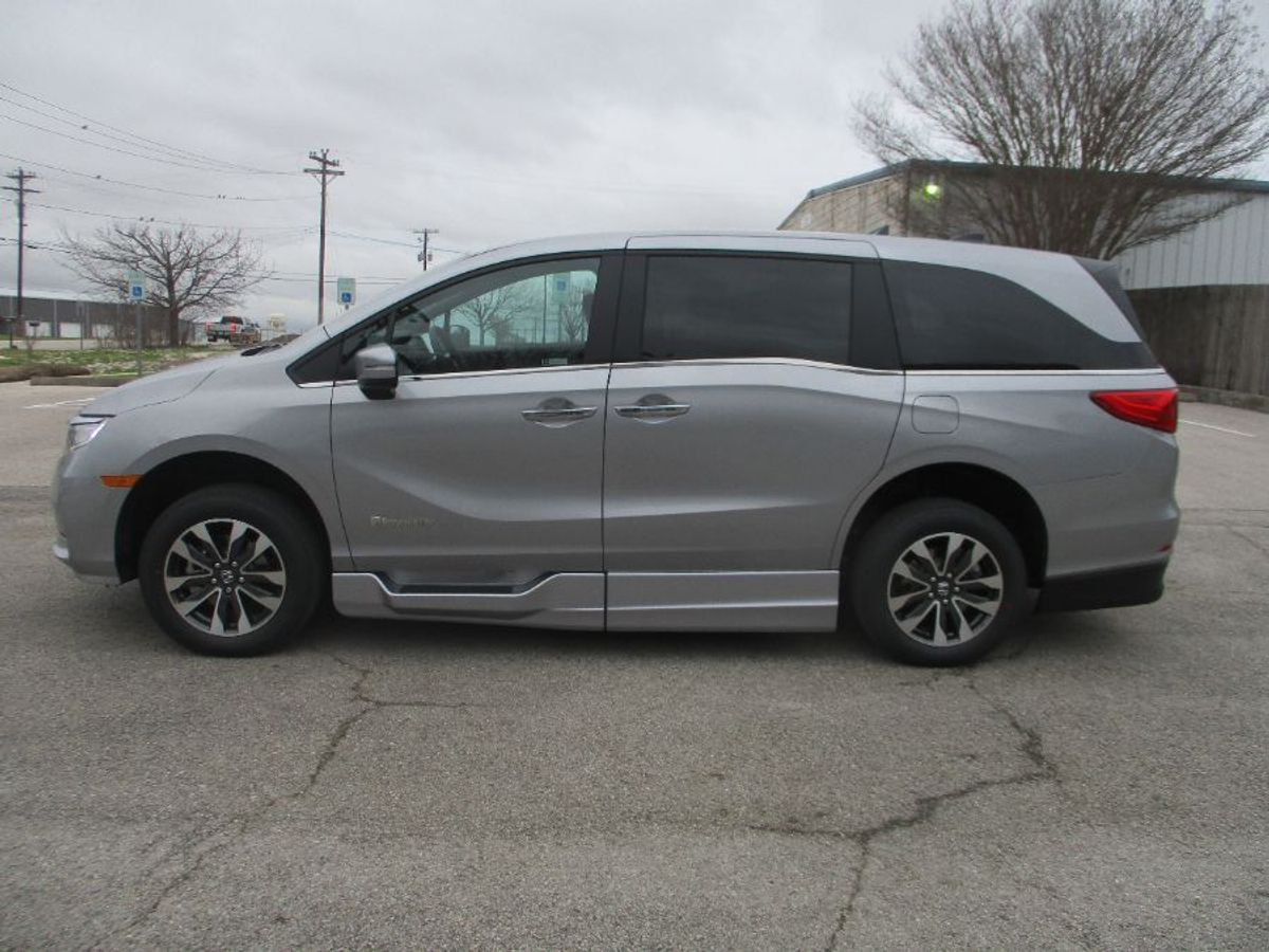 Silver Honda Odyssey image number 5
