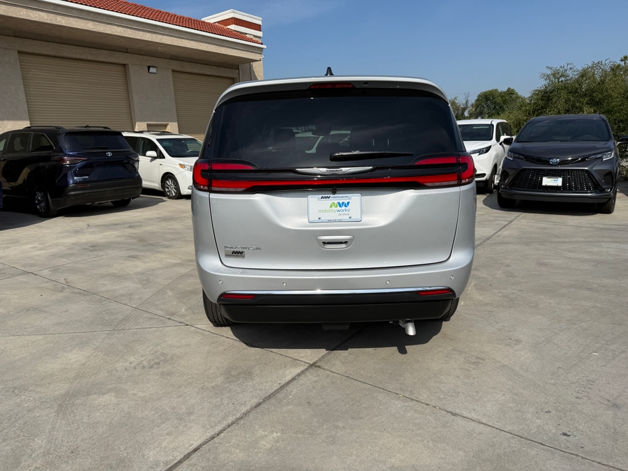 Silver Chrysler Pacifica image number 9