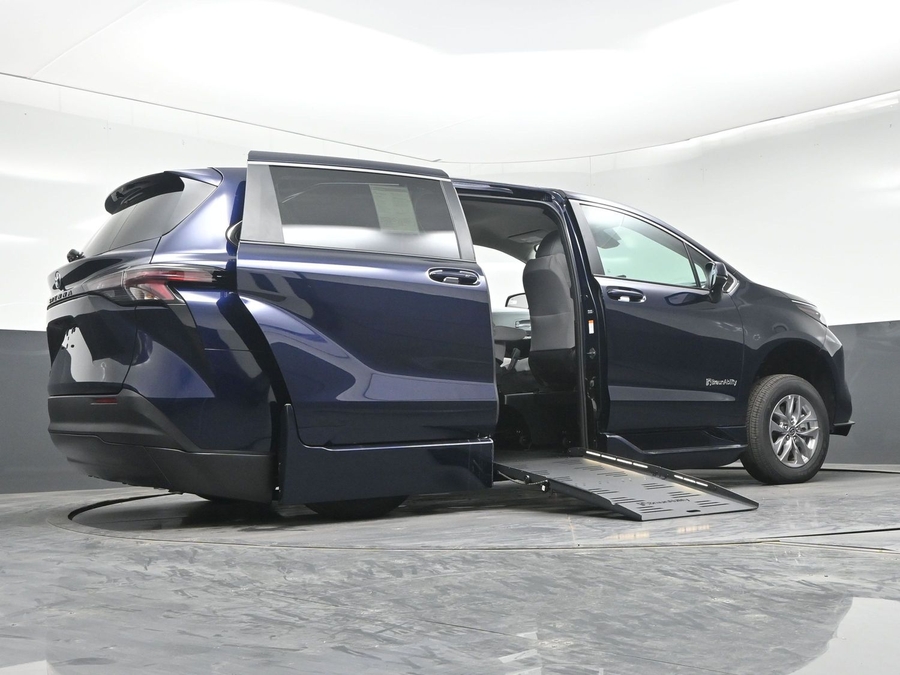 New 2026 Toyota Sienna Hybrid LE - BraunAbility Side Entry Fold Out Automatic Ramp