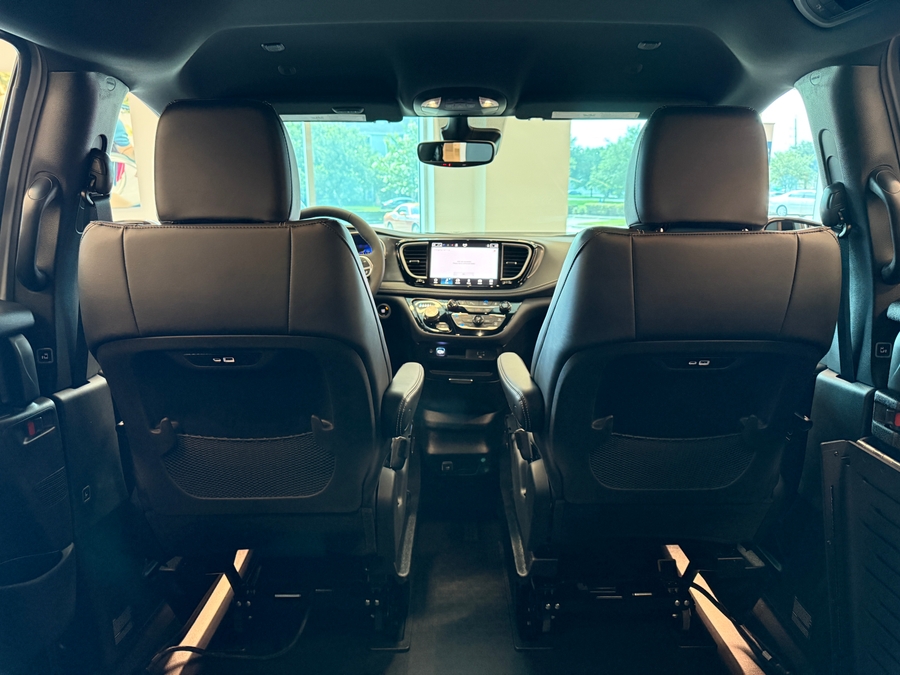 White Chrysler Pacifica image number 13