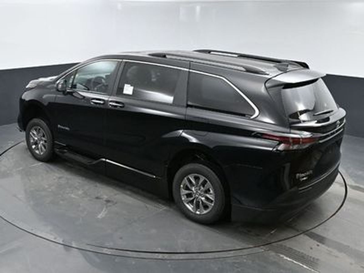 Black Toyota Sienna image number 10