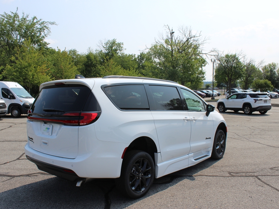 White Chrysler Pacifica image number 10
