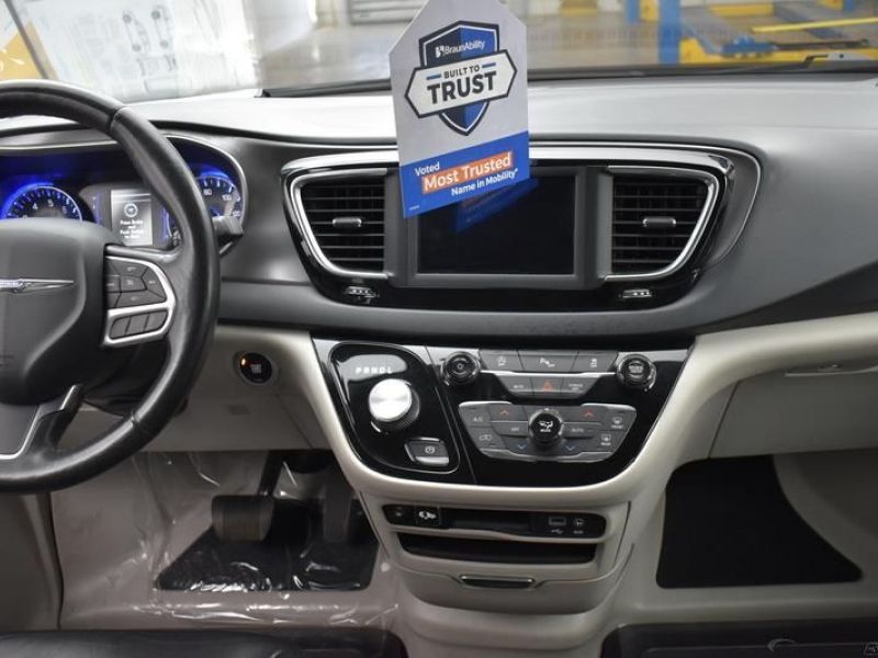 Número de imagen rojo Chrysler Pacifica 10
