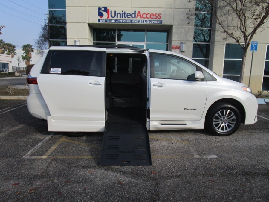 Used 2020 Toyota Sienna XLE Base - BraunAbility Side Entry Entry Fold Out Automatic Ramp