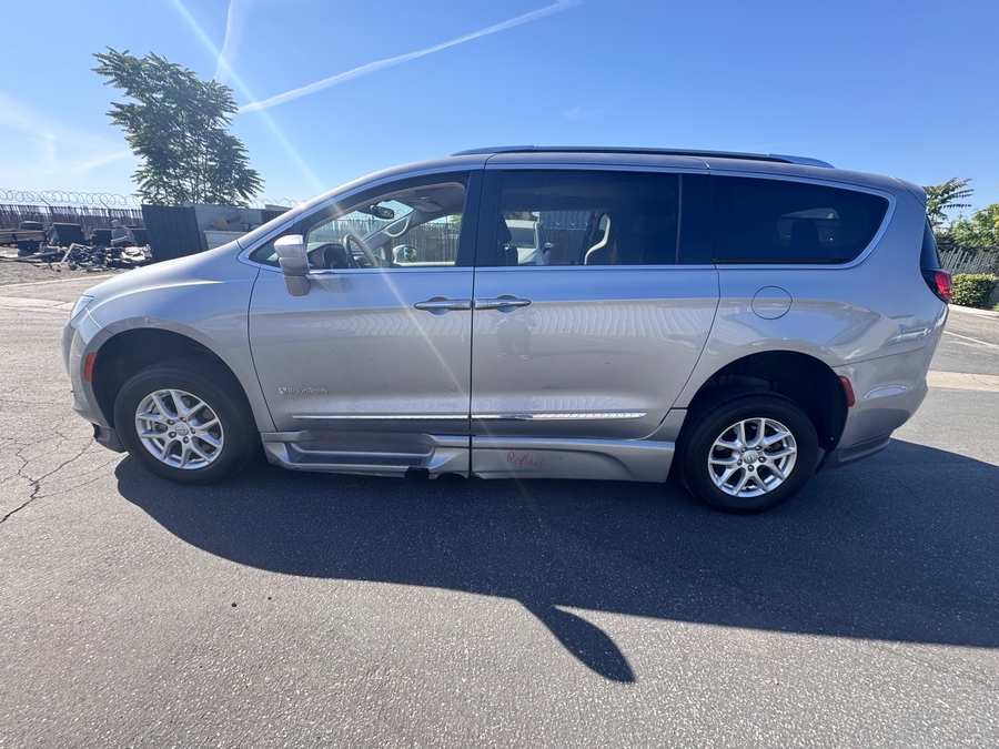 Silver Chrysler Pacifica image number 5