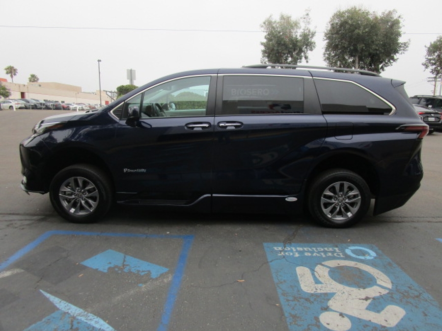 Used 2023 Toyota Sienna Hybrid XLE - BraunAbility Side Entry Entry Fold Out Automatic Ramp
