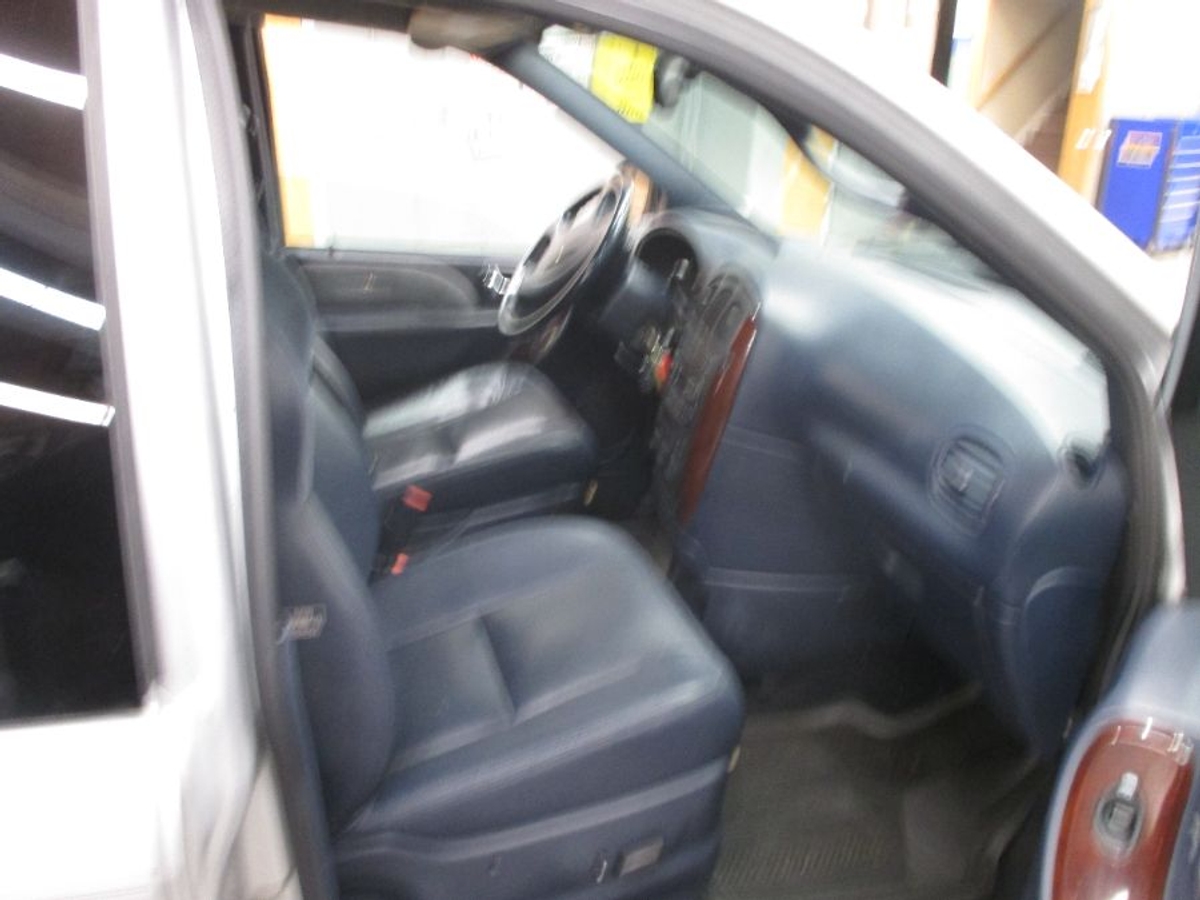 2003 CHRYSLER TOWN AND COUNTRY - Image 7