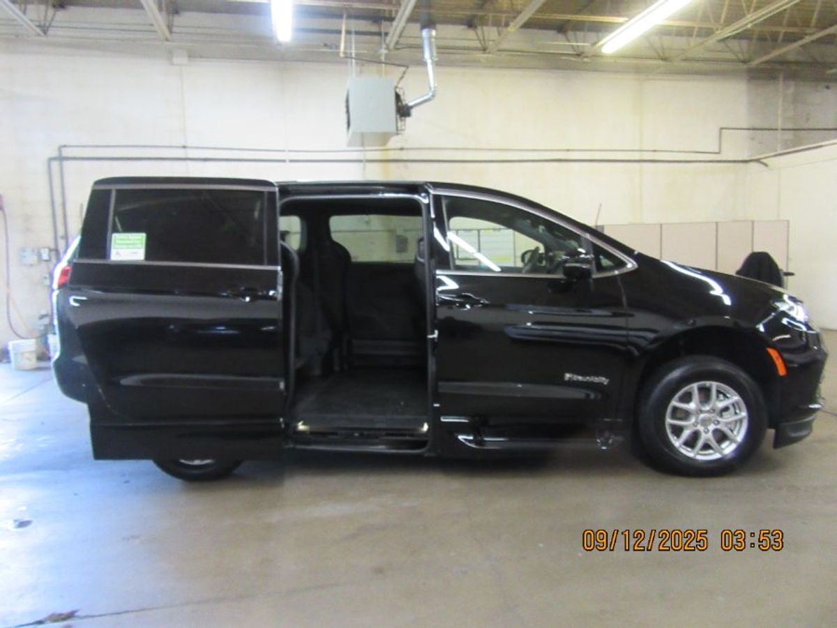 Black Chrysler Pacifica image number 17