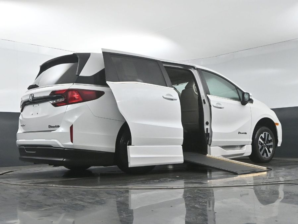 White Honda Odyssey image number 21