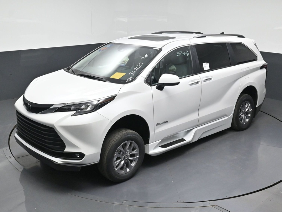 White Toyota Sienna image number 22