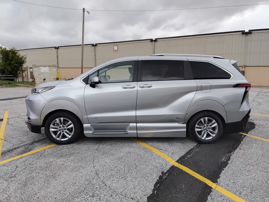 Silver Toyota Sienna image number 2