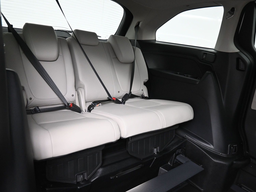 White Honda Odyssey image number 9