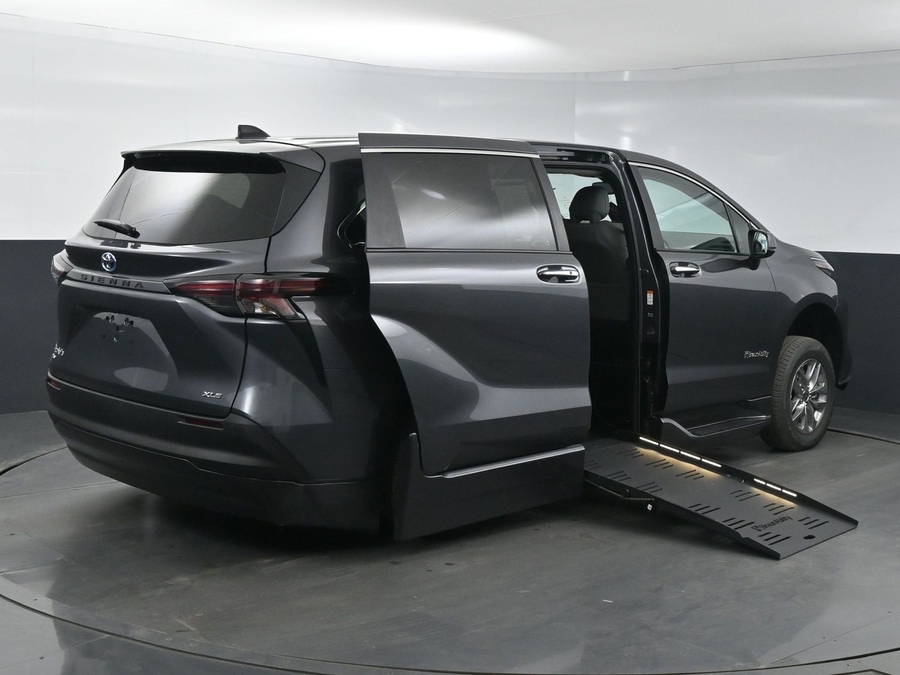 New 2025 Toyota Sienna Hybrid XLE Base - BraunAbility Side Entry Entry Fold Out Automatic Ramp