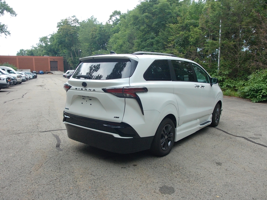 White Toyota Sienna image number 4
