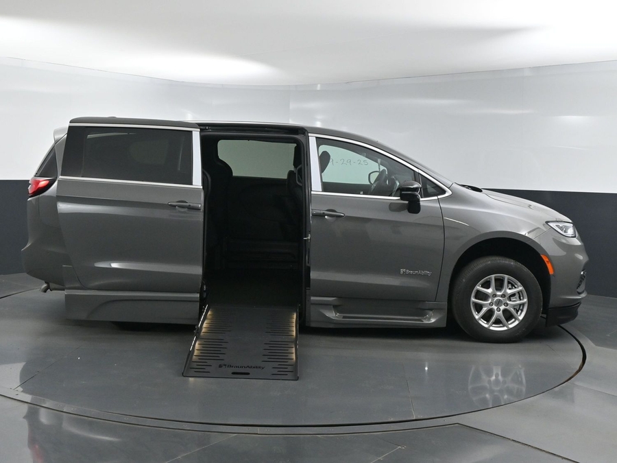 New 2025 Chrysler Pacifica Select Safety - BraunAbility Side Entry Entry Fold Out Automatic Ramp