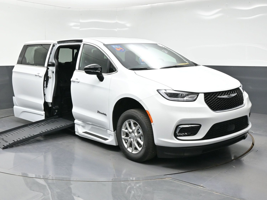 2026 Chrysler Pacifica Select's photo
