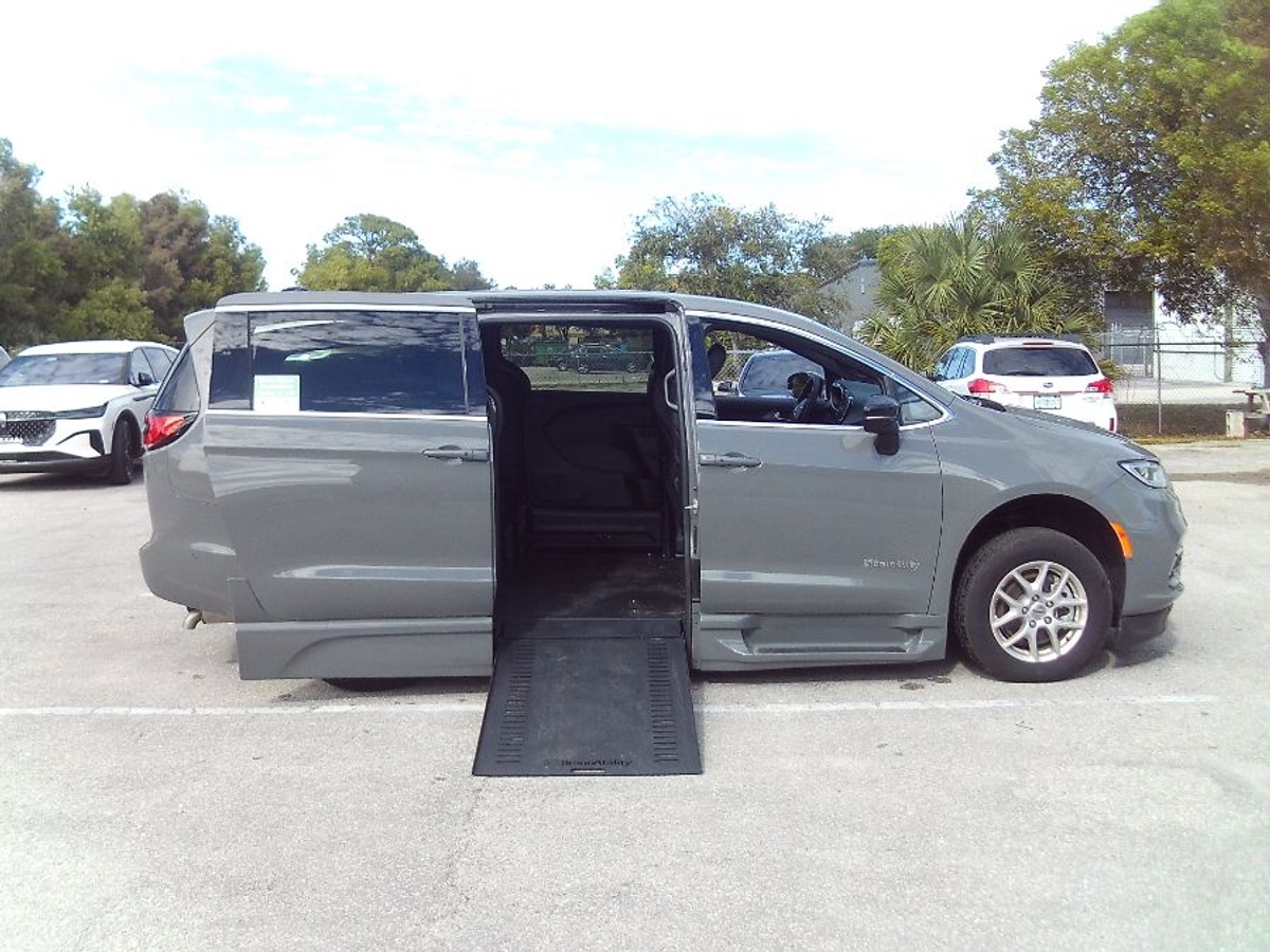 2025 CHRYSLER PACIFICA - Image 1