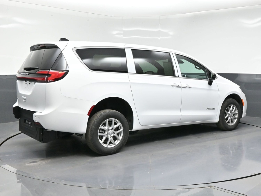 White Chrysler Pacifica image number 6