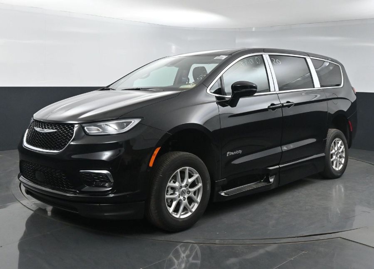 Black Chrysler Pacifica image number 2