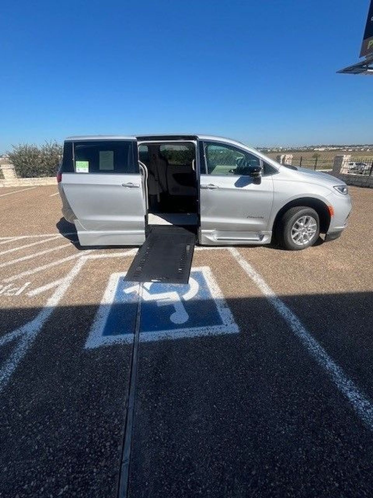 Silver Chrysler Pacifica image number 1