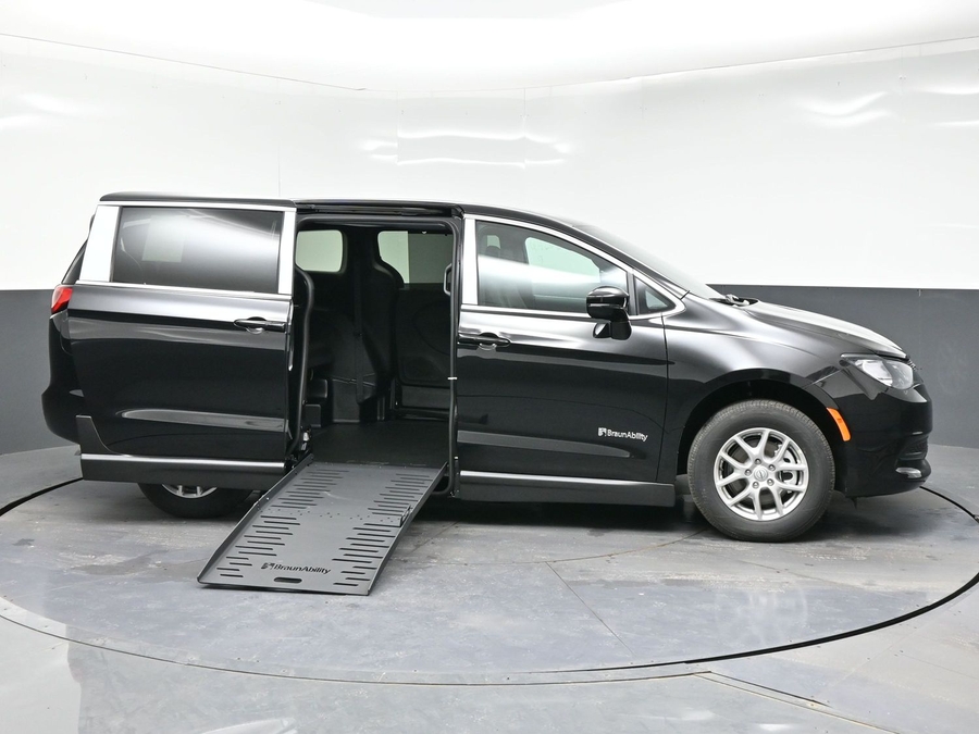 Black Chrysler Voyager image number 7