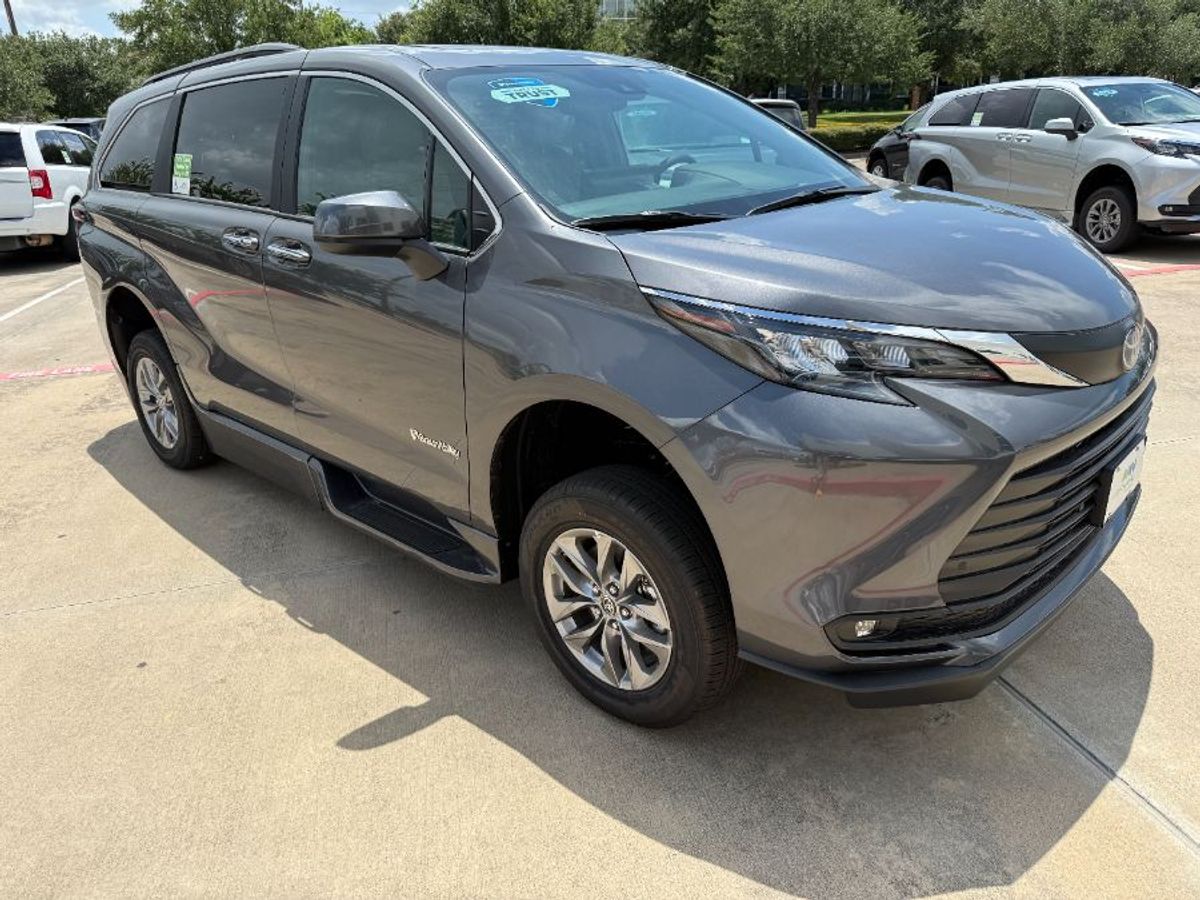 Toyota Sienna gris con rampa desplegable automática de entrada lateral