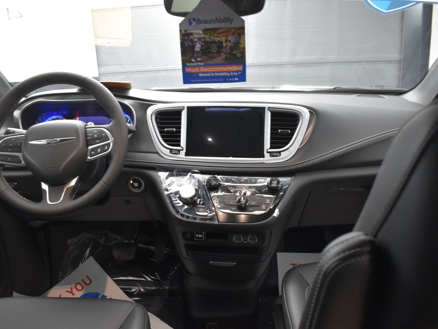 New 2025 Chrysler Pacifica Select Safety - BraunAbility Side Entry Entry Fold Out Automatic Ramp