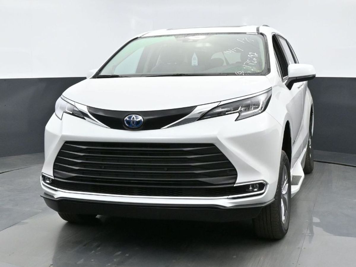 2023 Toyota Sienna XLE - Photo 19