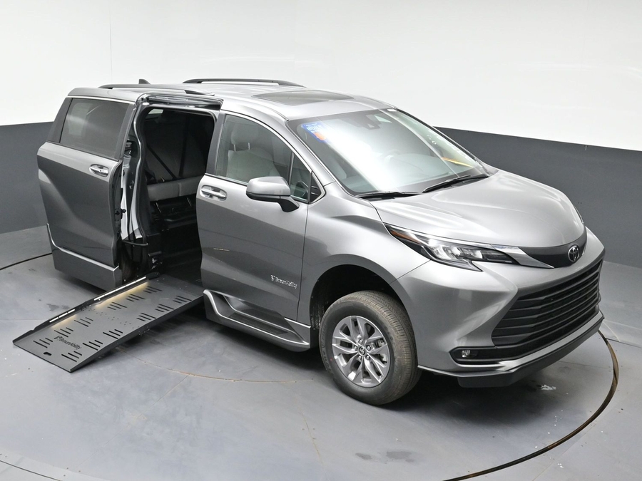 New 2026 Toyota Sienna Hybrid XLE Base - BraunAbility Side Entry Fold Out Automatic Ramp