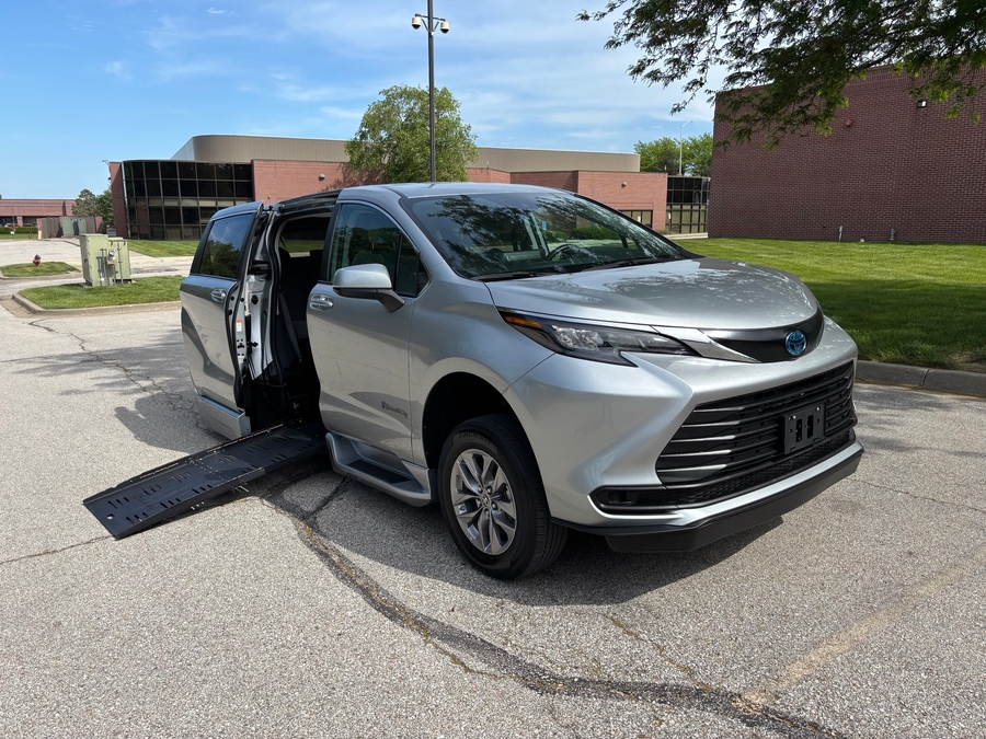 Used 2024 Toyota Sienna Hybrid LE - BraunAbility Side Entry Entry Fold Out Automatic Ramp