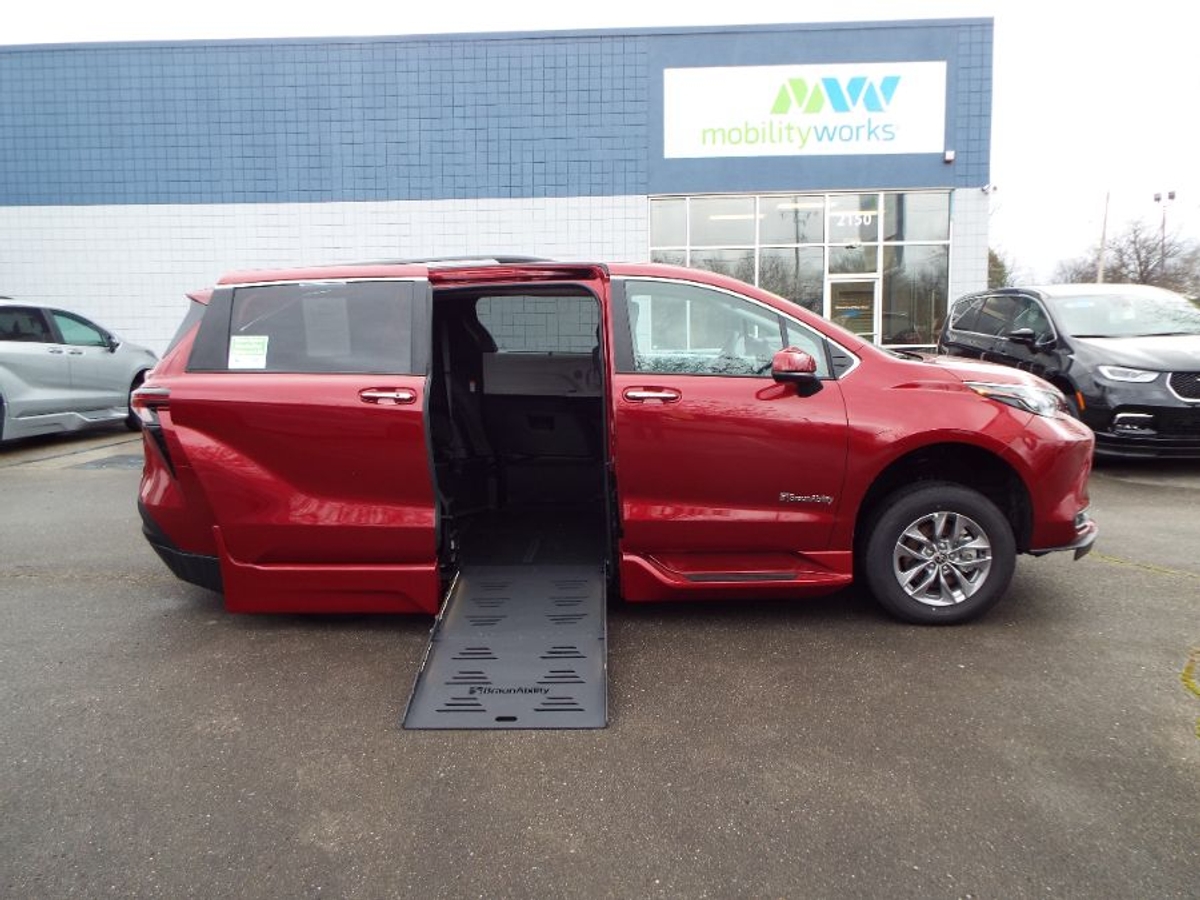 2025 Toyota Sienna XLE's photo