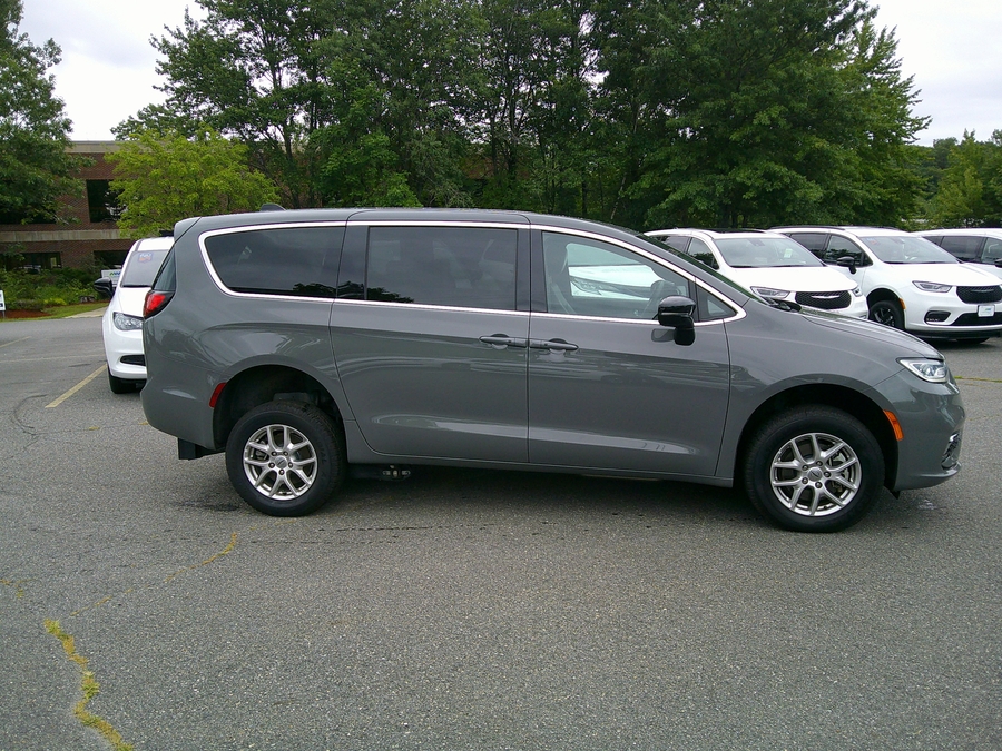 Grey Chrysler Pacifica image number 6