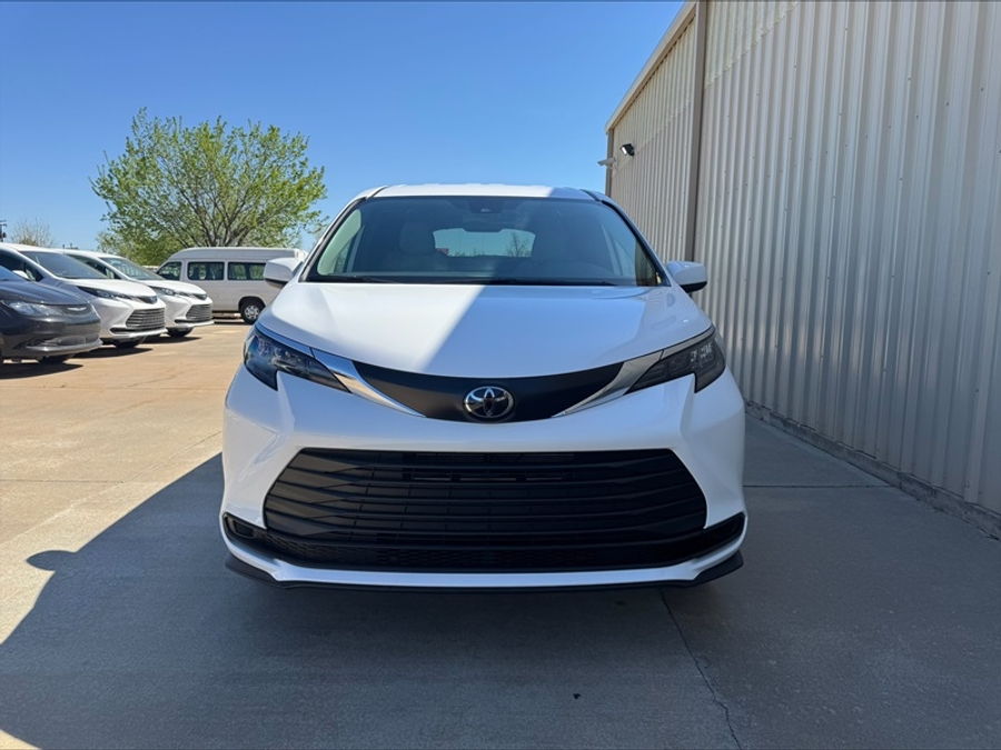 New 2026 Toyota Sienna Hybrid LE - Vantage Mobility Rear Entry Entry Fold Out Manual Ramp