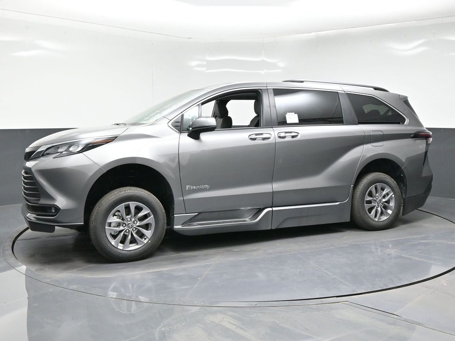Grey Toyota Sienna image number 2