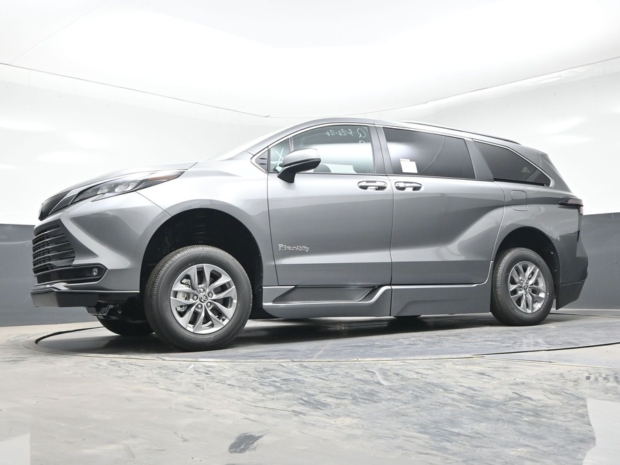 Grey Toyota Sienna image number 20