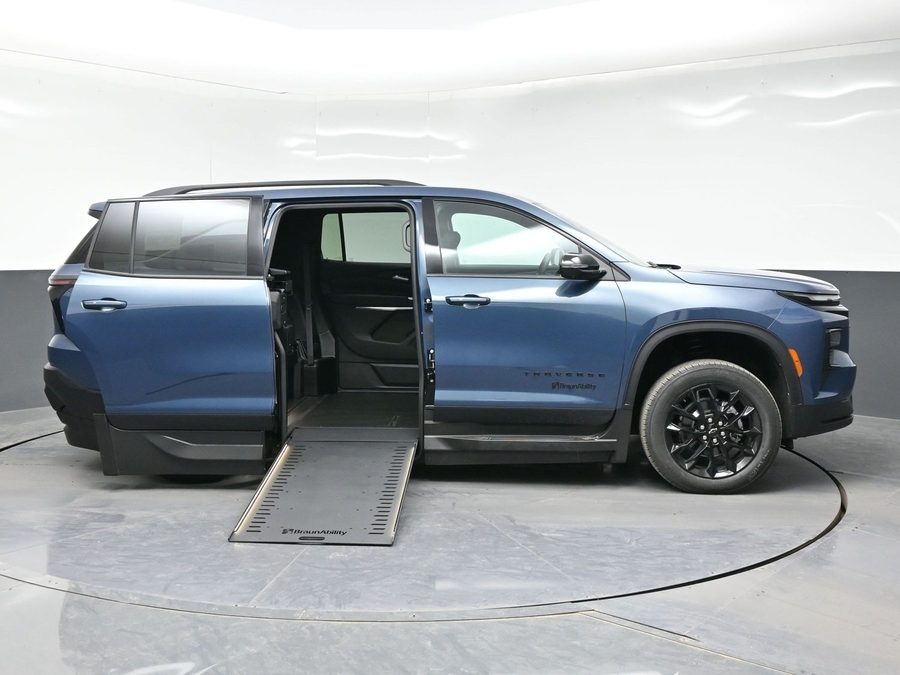 New 2026 Chevrolet Traverse 1LT Midnight - BraunAbility Side Entry Entry In Floor Automatic Ramp