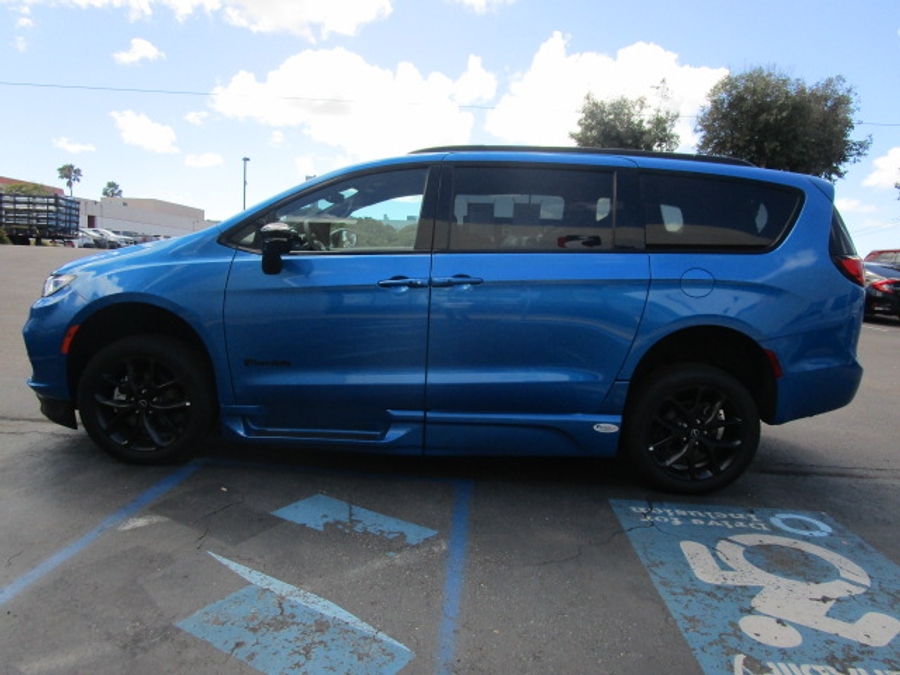 New 2026 Chrysler Pacifica Select Sport - BraunAbility Side Entry Entry In Floor Automatic Ramp