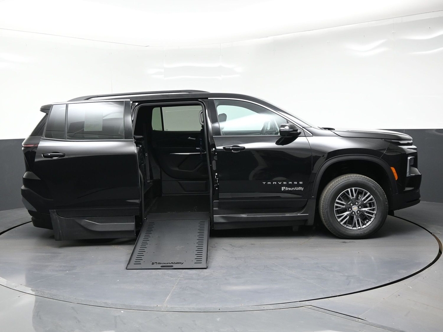 New 2026 Chevrolet Traverse 1LT - BraunAbility Side Entry In Floor Automatic Ramp