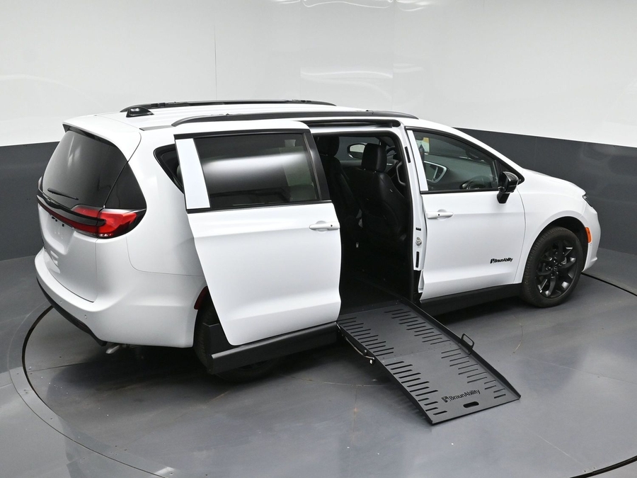 New 2026 Chrysler Pacifica Select Sport - BraunAbility Side Entry Fold Out Manual Ramp