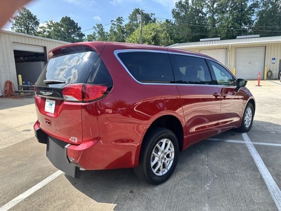 Red Chrysler Voyager image number 2