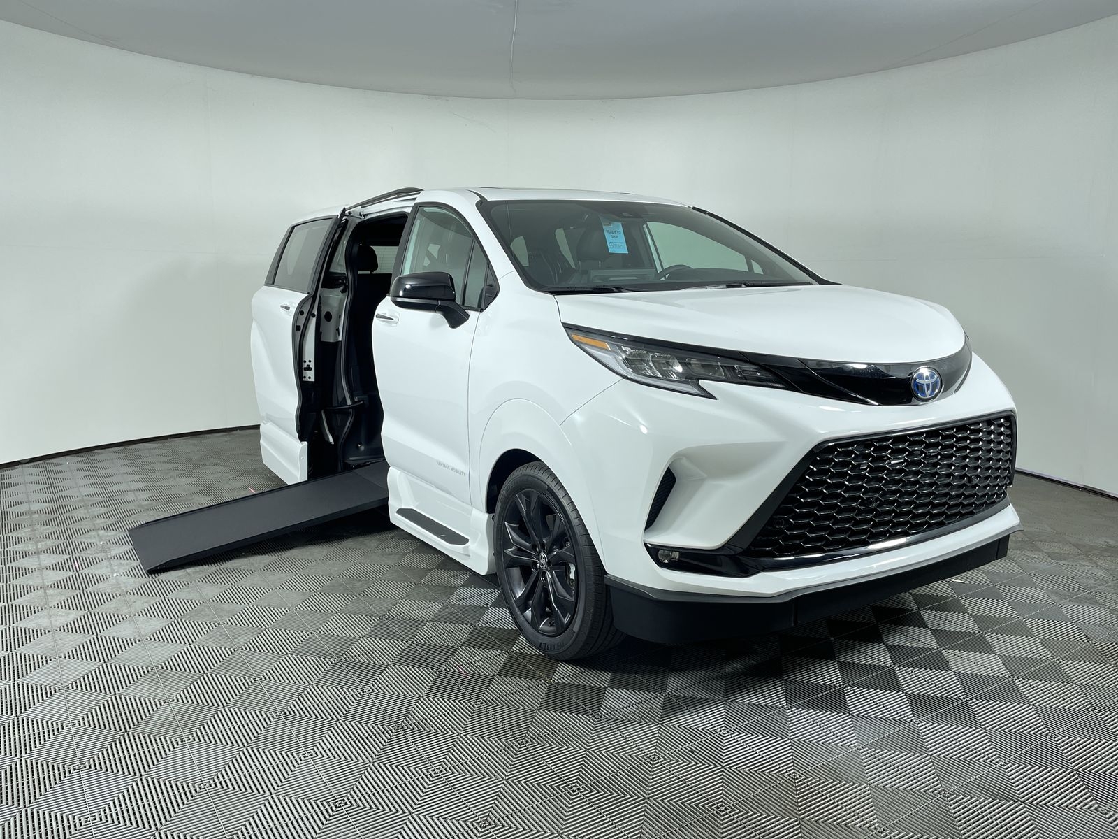2025 Toyota Sienna FWD XSE Plus