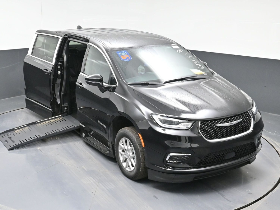 Black Chrysler Pacifica image number 22