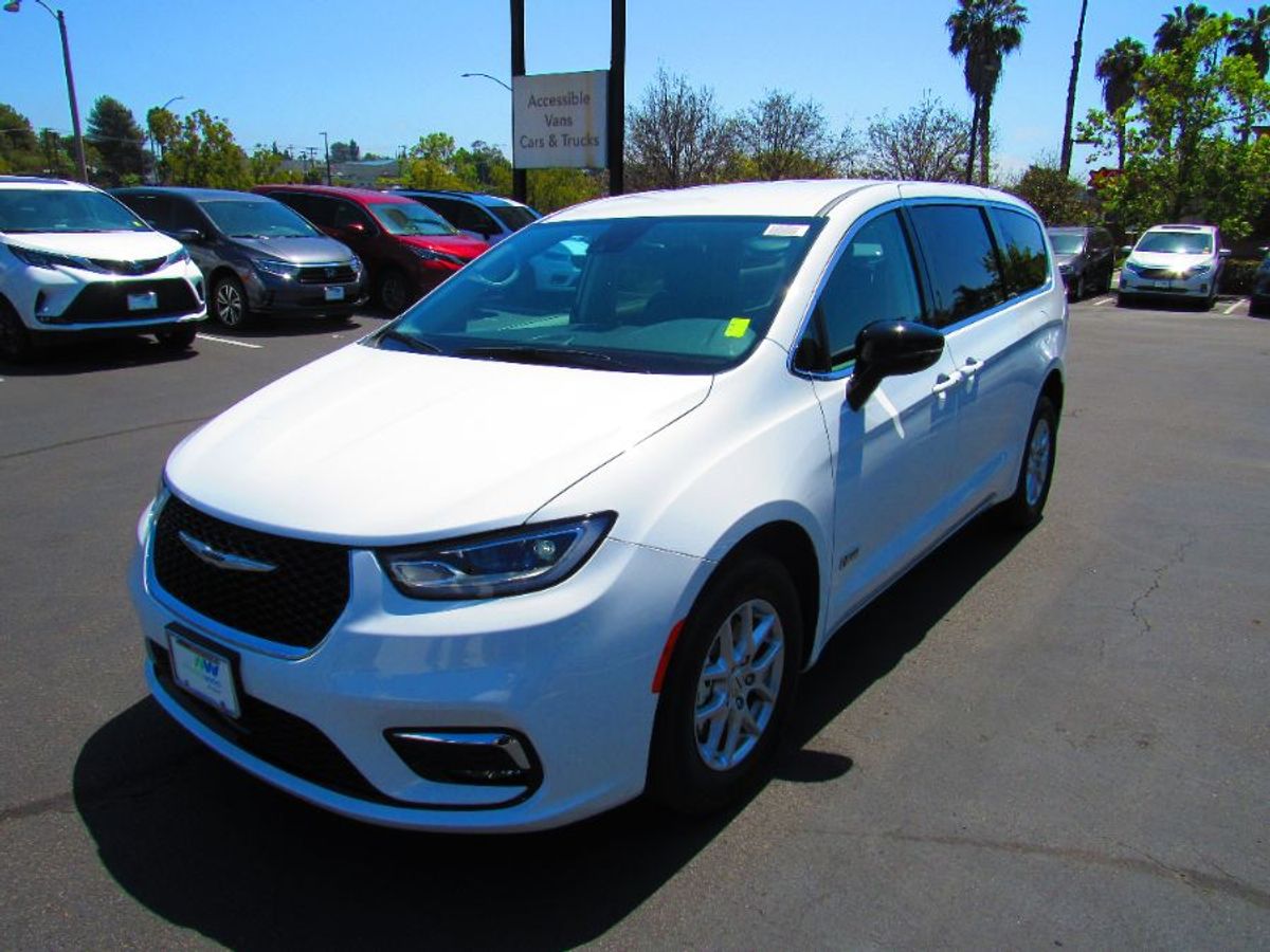 White Chrysler Pacifica image number 3